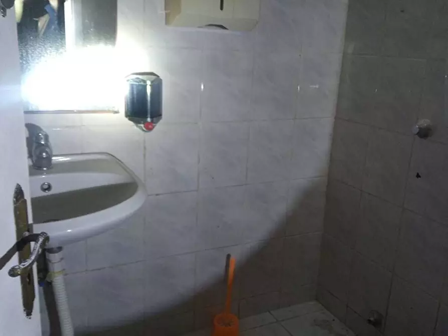 Immagine 12 di Showroom in vendita  in Via Arziglia 111 a Bordighera