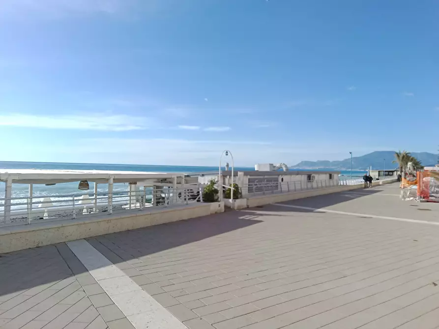Immagine 14 di Quadrilocale in vendita  in Lungomare Argentina 10 a Bordighera