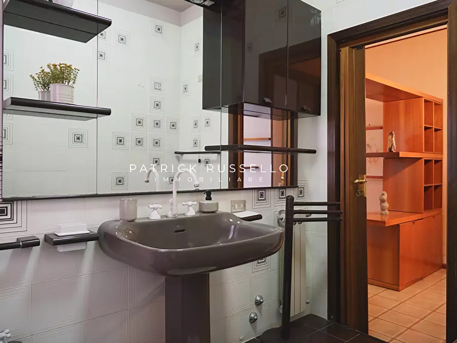 Immagine 23 di Quadrilocale in vendita  in Viale Cortemaggiore 87 a Gela