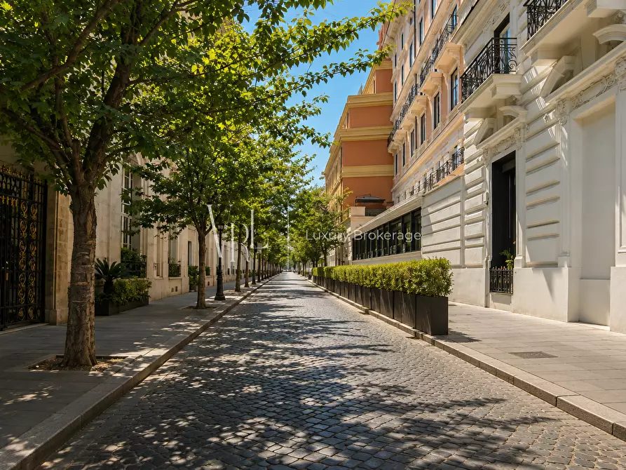 Immagine 3 di Pentalocale in vendita  in Via Vittorio Veneto a Roma