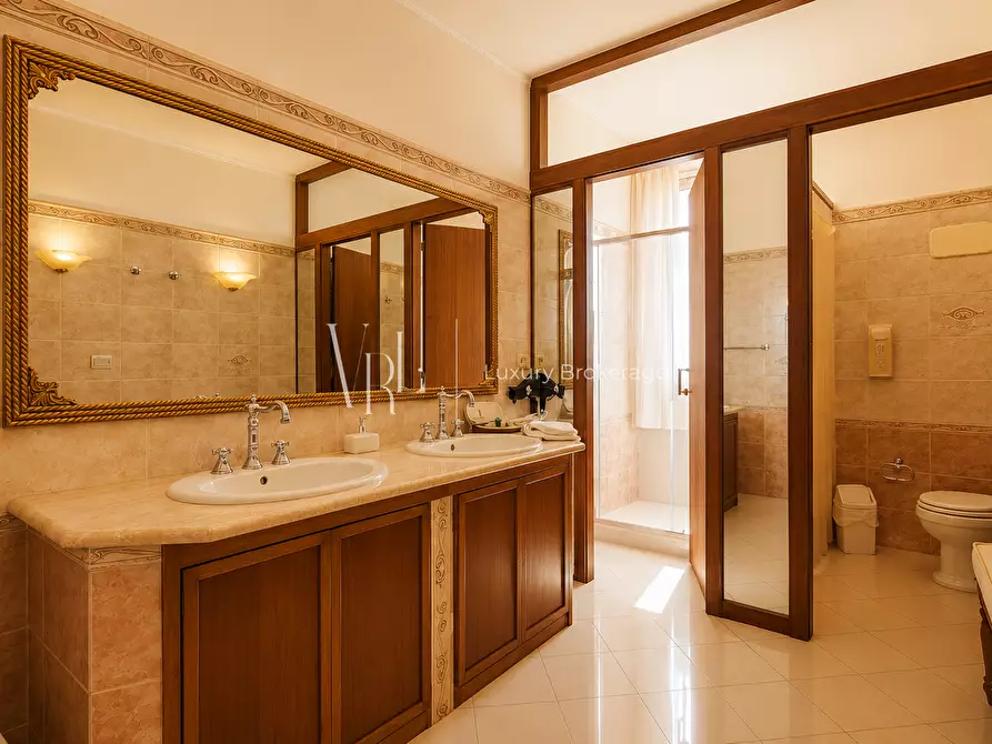 Immagine 33 di Villa in vendita  a Roma