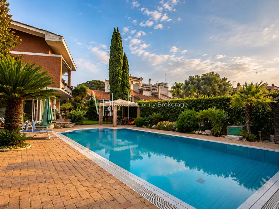 Immagine 1 di Casa bifamiliare in vendita  a Roma