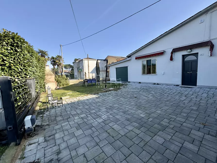 Immagine 21 di Villa in vendita  in Viale dei Mille 160 a Rovigo