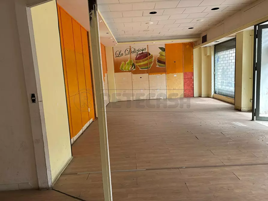 Immagine 3 di Locale commerciale in affitto  in VIA RUGGERO SETTIMO 10 a Caltanissetta