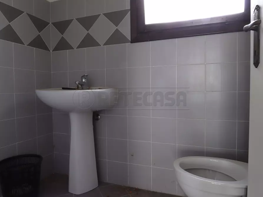 Immagine 29 di Locale commerciale in vendita  in Viale Verona 251 a Vicenza