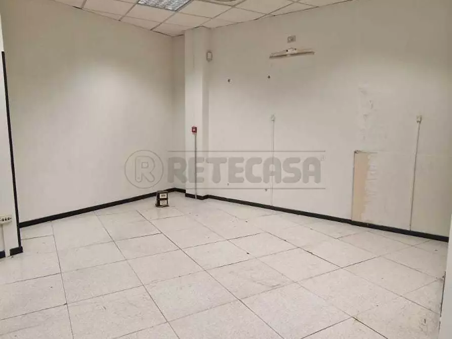 Immagine 11 di Locale commerciale in vendita  a Mercato San Severino