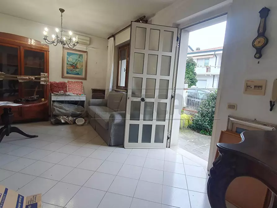 Immagine 10 di Villetta a schiera in vendita  in Via Cesare Riccioni 20 a Viareggio