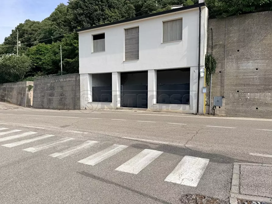 Immagine 2 di Magazzino in vendita  in Piazza Roma a Val Liona