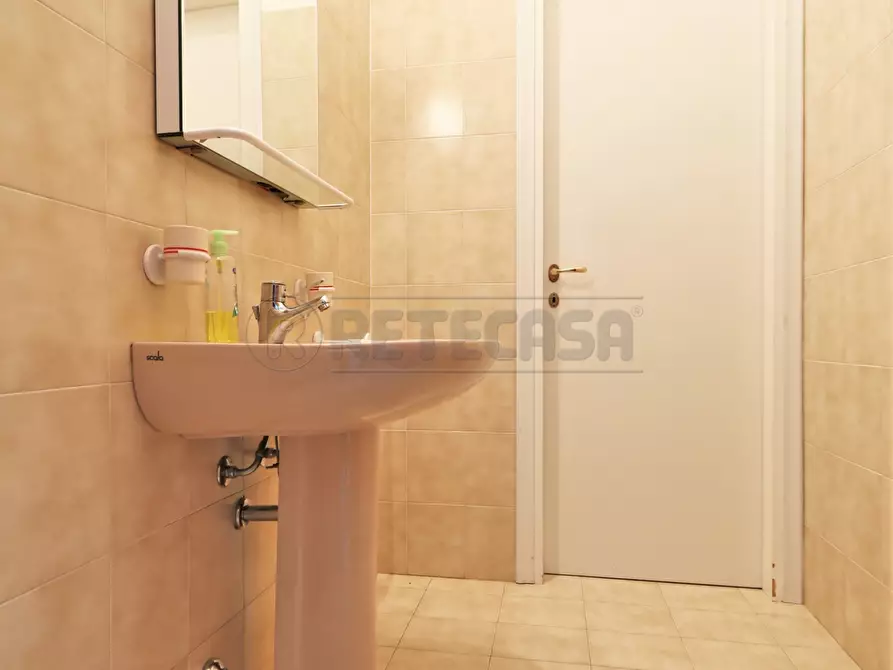 Immagine 17 di Locale commerciale in affitto  a Torri Di Quartesolo