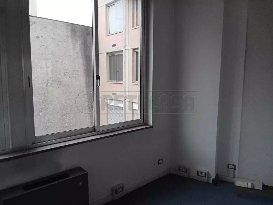 Immagine 13 di Ufficio in affitto  a Bergamo
