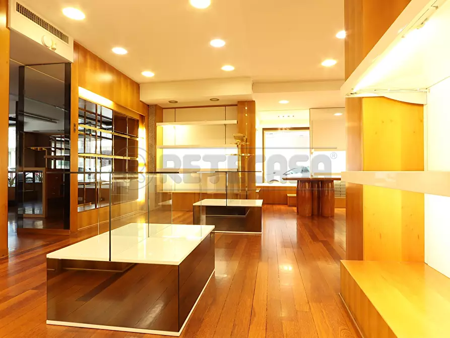 Immagine 5 di Locale commerciale in affitto  a Camisano Vicentino