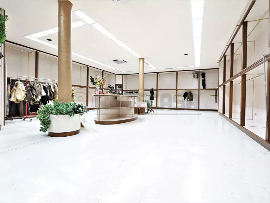 Immagine 13 di Locale commerciale in affitto  a Torri Di Quartesolo