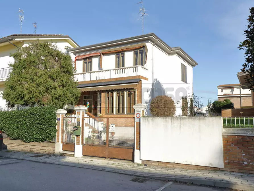 Immagine 1 di Villa in vendita  a Bondeno