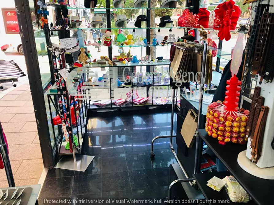 Immagine 11 di Attività commerciale in vendita  in Viale Guglielmo Marconi a Roma