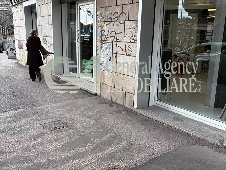 Immagine 29 di Locale commerciale in affitto  in Via Albano 62 a Roma