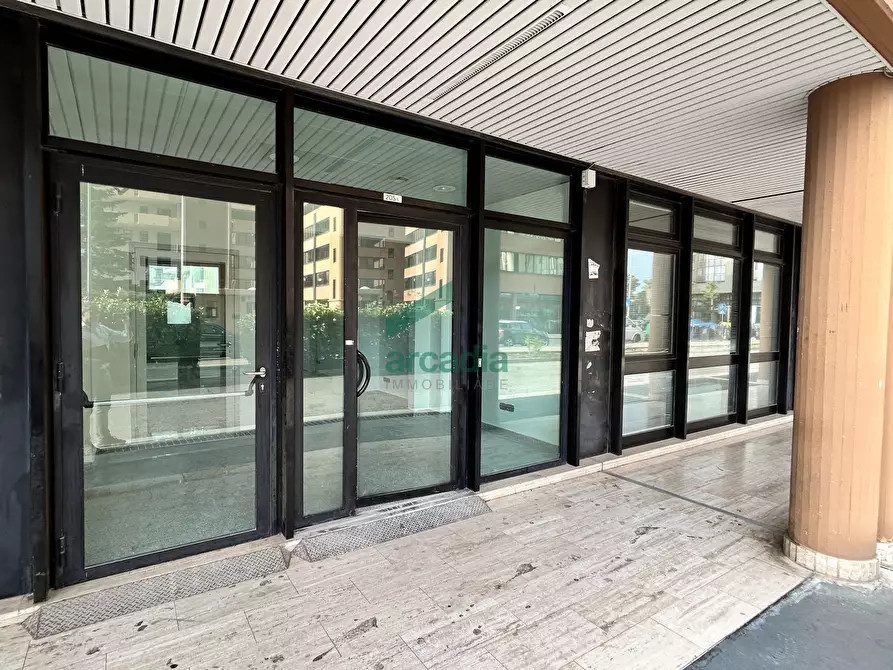 Immagine 1 di Locale commerciale in vendita  in Via Giovanni Amendola 205 a Bari