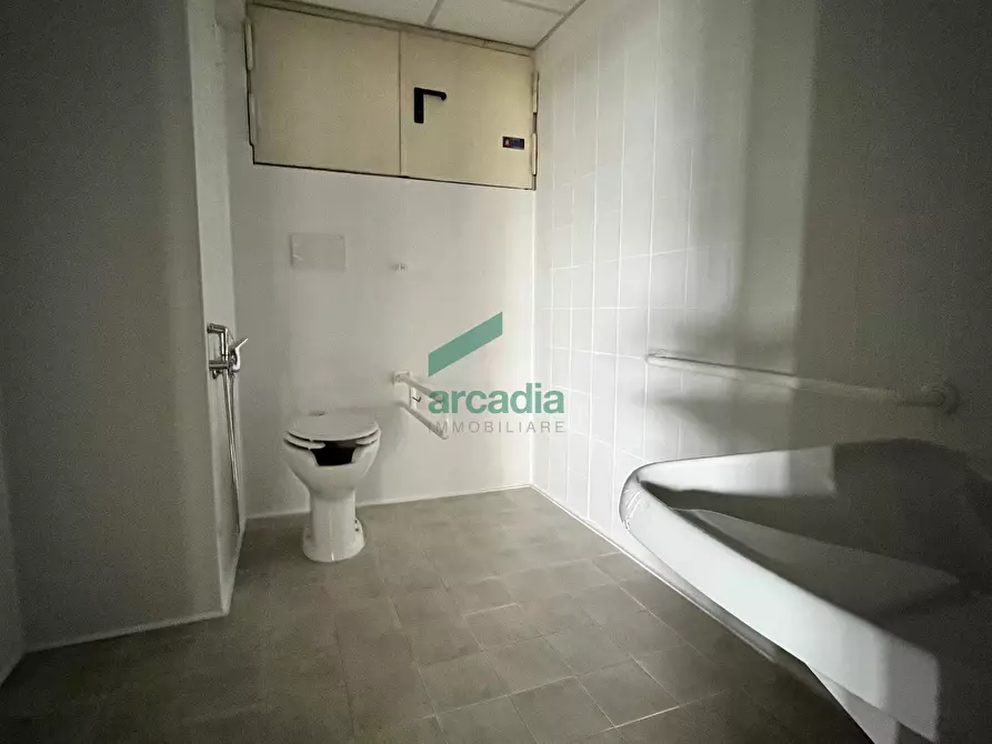 Immagine 10 di Ufficio in affitto  in Via Sette Pietro 4 a Bari