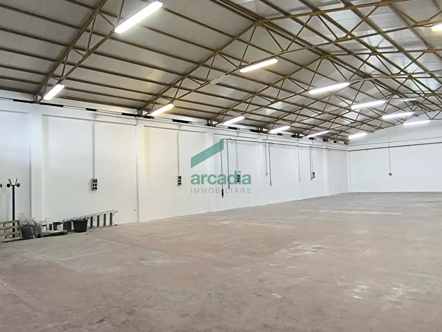 Immagine 2 di Attività artigianale in affitto  in S.S. 16 km 810,800 SN a Triggiano