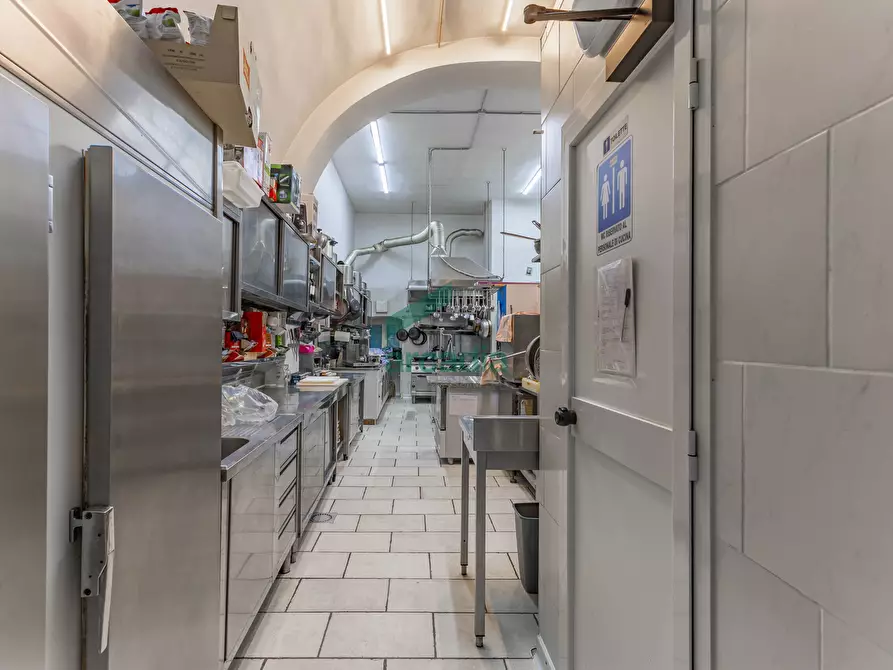 Immagine 94 di Locale commerciale in vendita  in Strada la Grava 16 a Bari