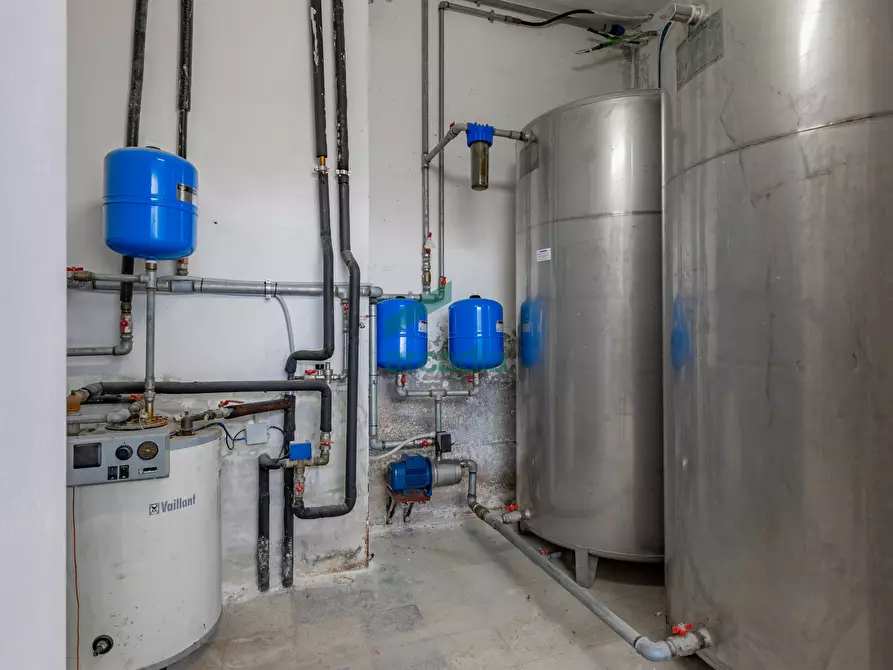 Immagine 34 di Locale commerciale in vendita  in Strada Vicinale Vecchia di Matera 369 a Gioia Del Colle