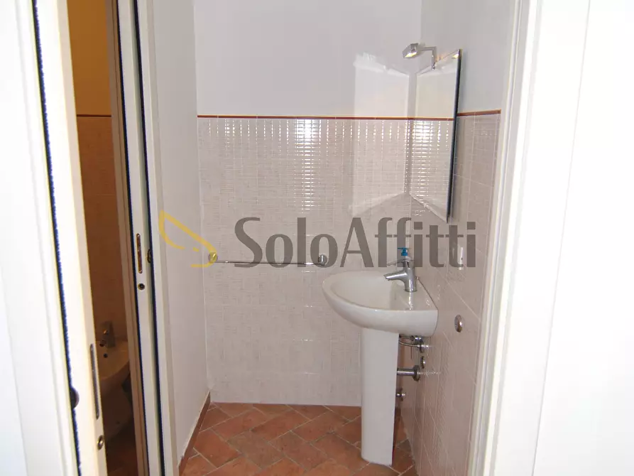 Immagine 9 di Ufficio in affitto  a Livorno
