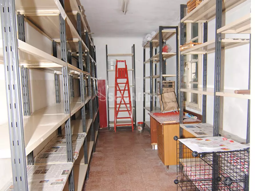 Immagine 7 di Locale commerciale in affitto  a Livorno