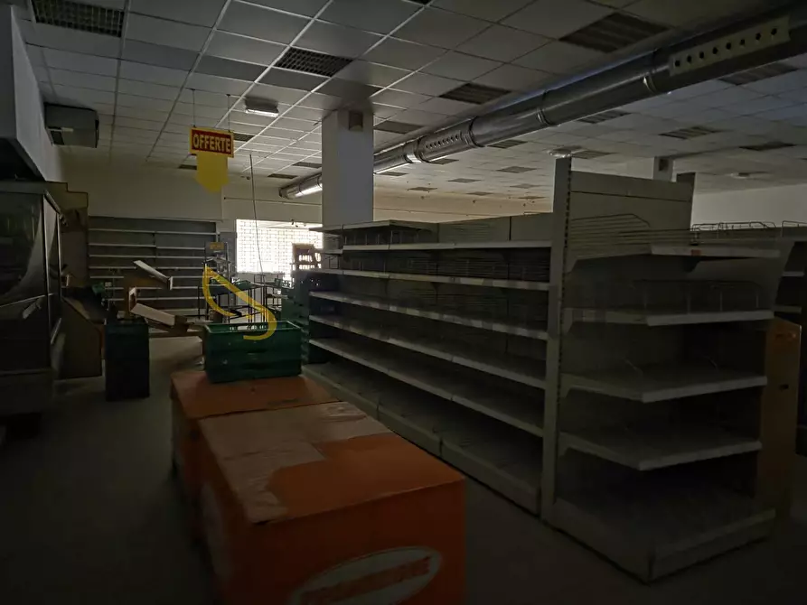Immagine 10 di Locale commerciale in affitto  in Via Mario Pellegrini a Vignola