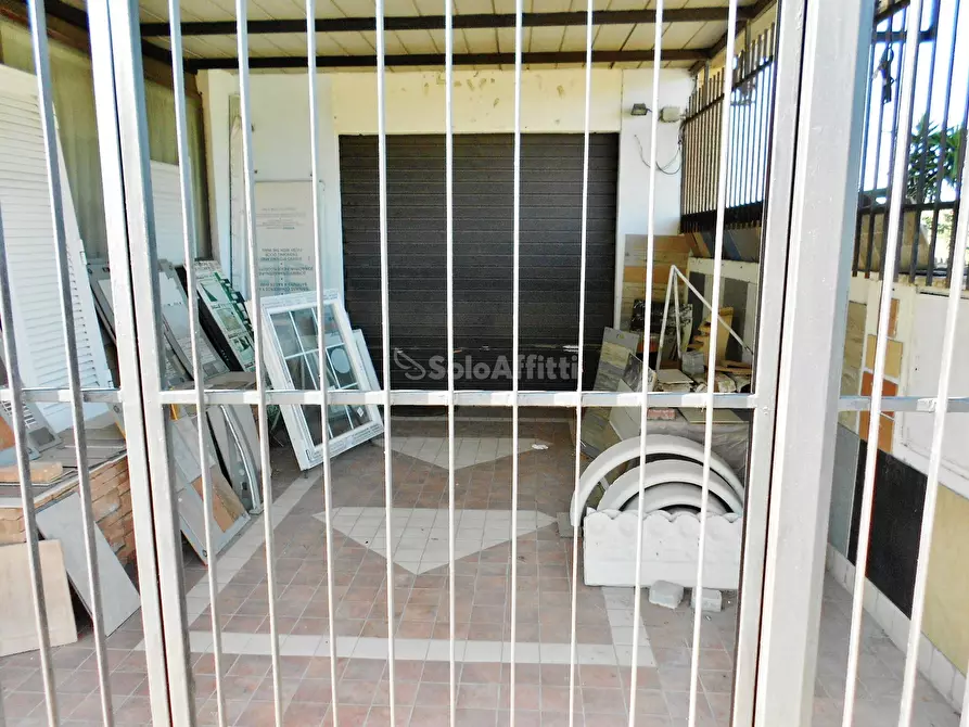 Immagine 2 di Locale commerciale in affitto  in Via della Scafa a Fiumicino