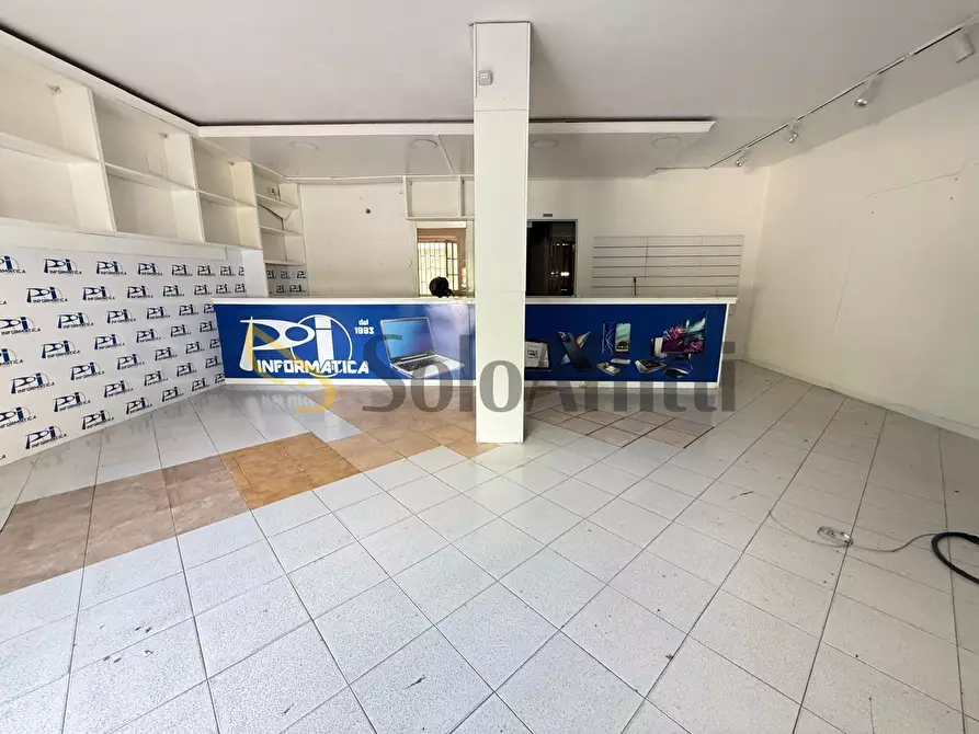 Immagine 4 di Locale commerciale in affitto  in Via John Fitzgerald Kennedy 28 a Caserta