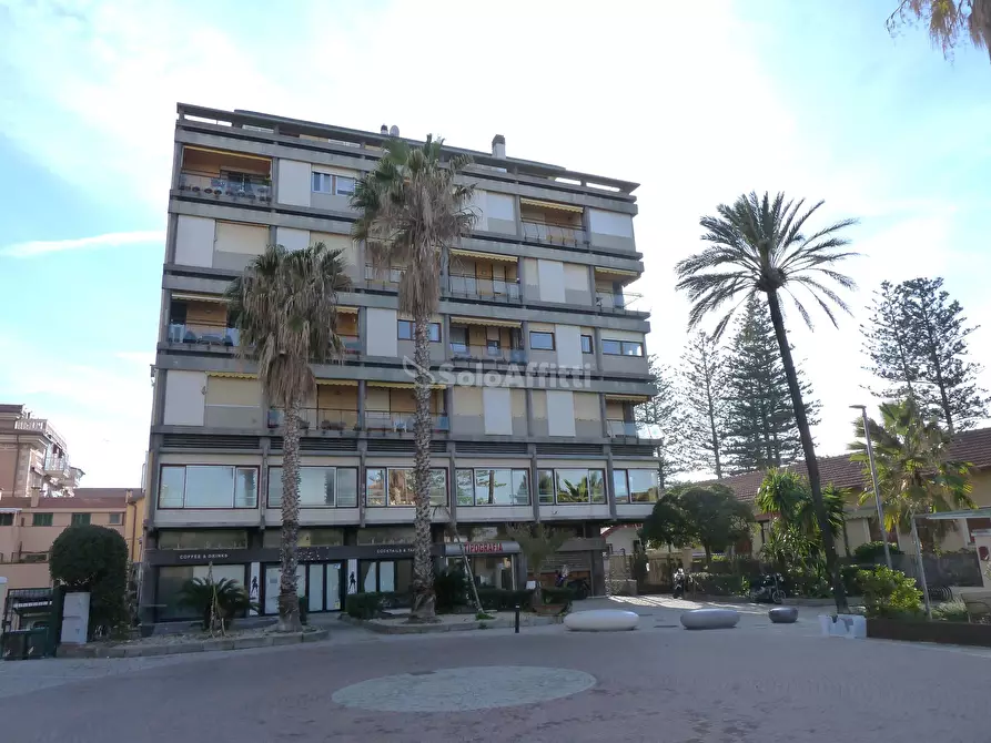 Immagine 1 di Bilocale in affitto  in Piazza Eroi della Libertà 26 a Bordighera