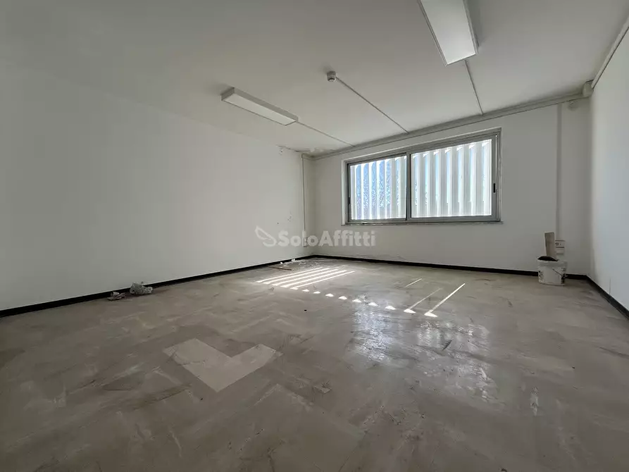 Immagine 15 di Locale commerciale in affitto  a Catanzaro