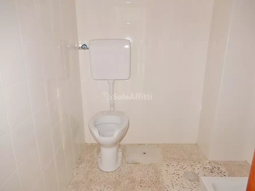 Immagine 6 di Locale commerciale in affitto  a Catanzaro