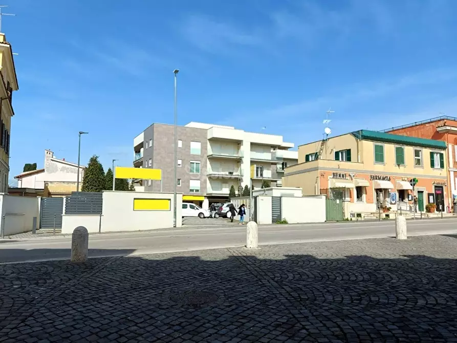 Immagine 59 di Trilocale in affitto  in Via del Castello a Roma