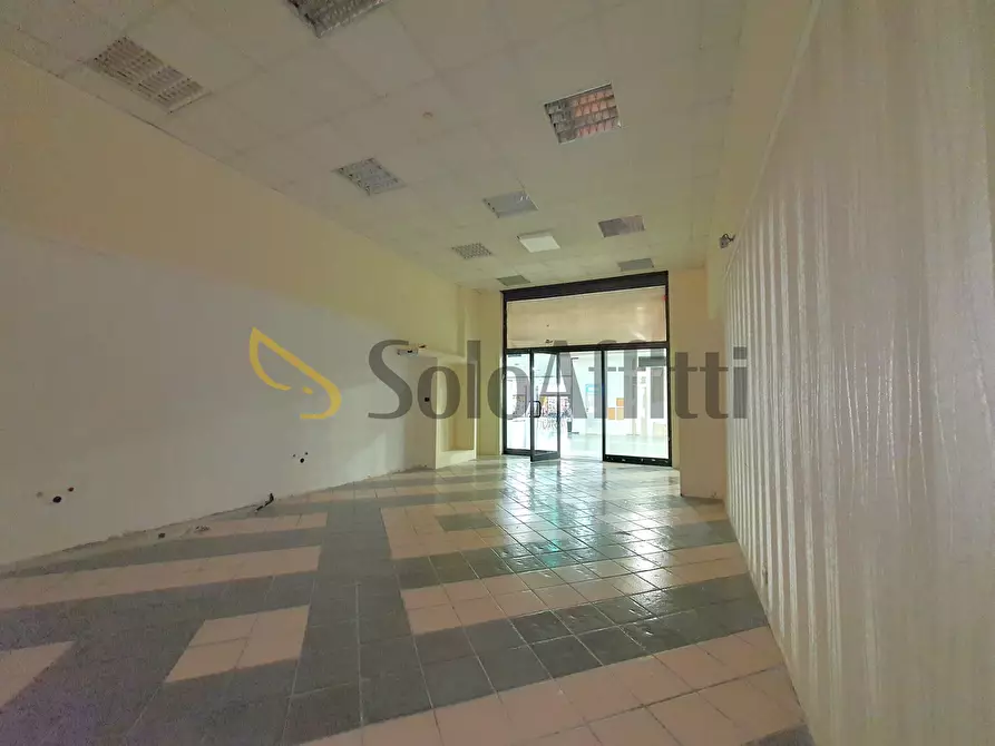 Immagine 10 di Locale commerciale in affitto  in Viale Magna Grecia 188 a Catanzaro