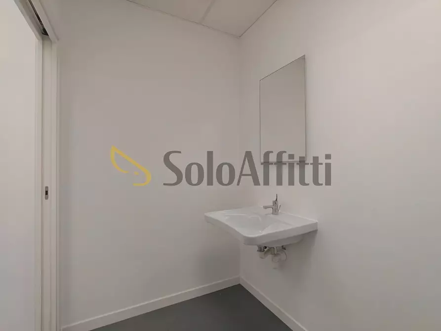 Immagine 10 di Locale commerciale in affitto  in Via Camillo Benso Cavour 1B a Busto Arsizio