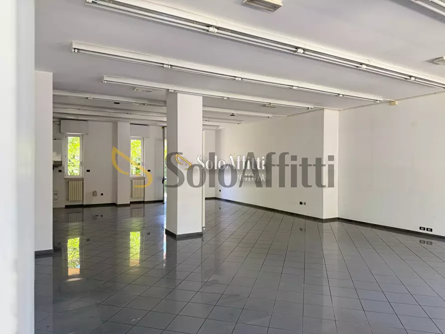 Immagine 10 di Locale commerciale in affitto  in Via Parigi 44, 46 a Potenza
