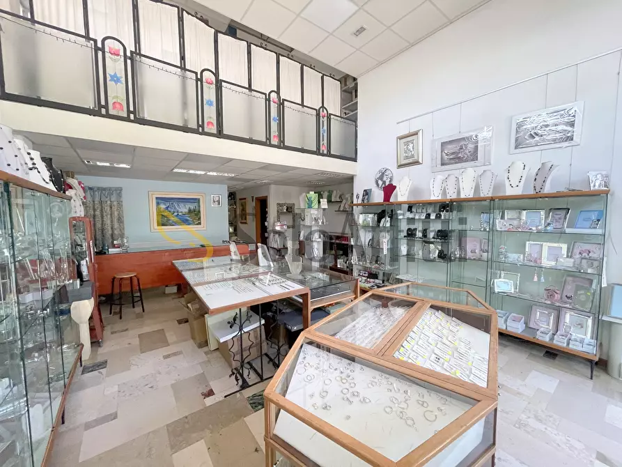 Immagine 3 di Locale commerciale in affitto  a Osimo