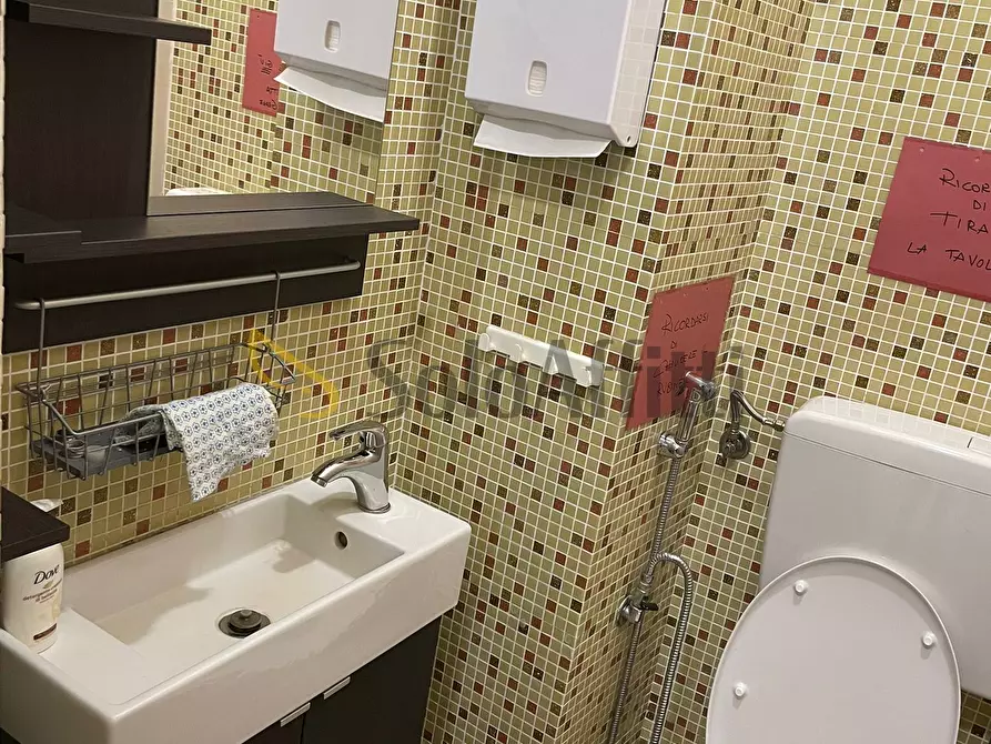 Immagine 13 di Locale commerciale in affitto  in Via Cesana a Torino