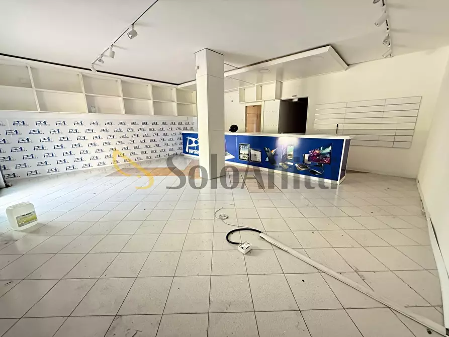 Immagine 3 di Locale commerciale in affitto  in Via John Fitzgerald Kennedy 28 a Caserta