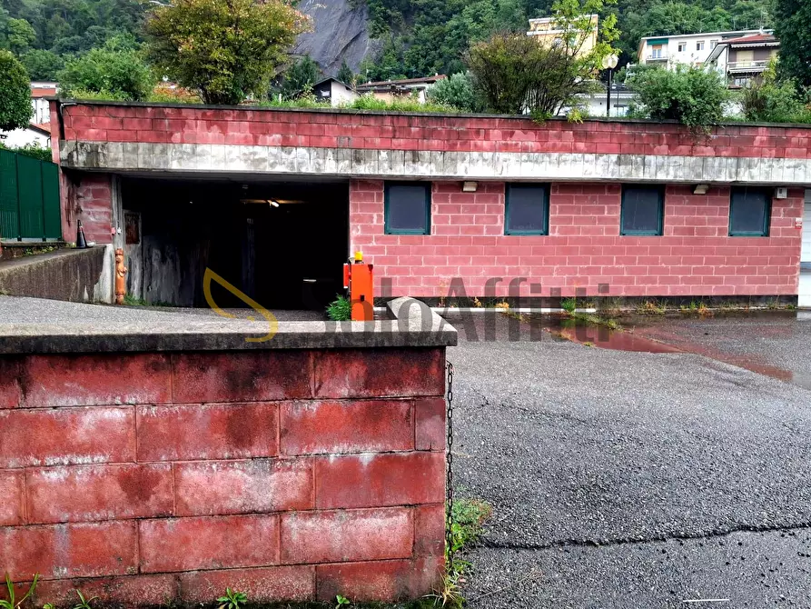 Immagine 4 di Garage in affitto  in Via Giustizia e Libertà 1 a Como