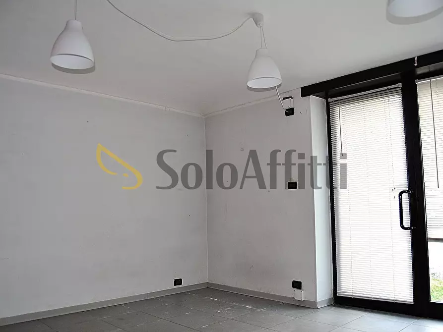 Immagine 3 di Locale commerciale in affitto  in VIA LEINI 13 a Settimo Torinese