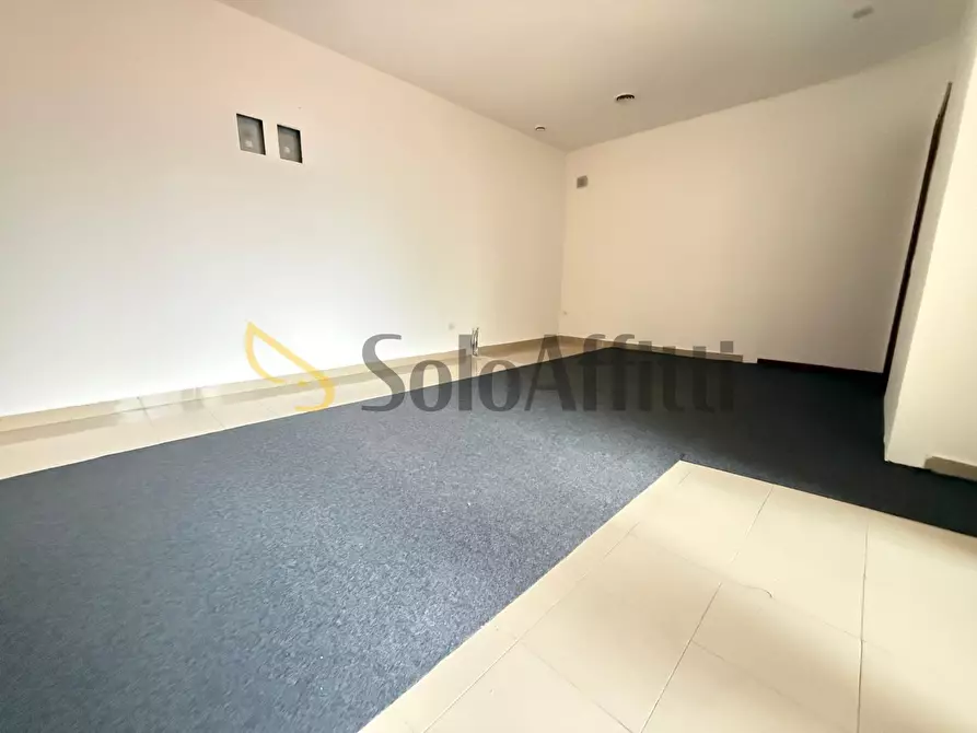 Immagine 3 di Locale commerciale in affitto  in Via Renato Iaselli 11 a Caserta