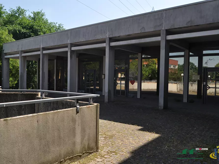 Immagine 1 di Locale commerciale in vendita  in Piazza Caduti di Superga a Parma