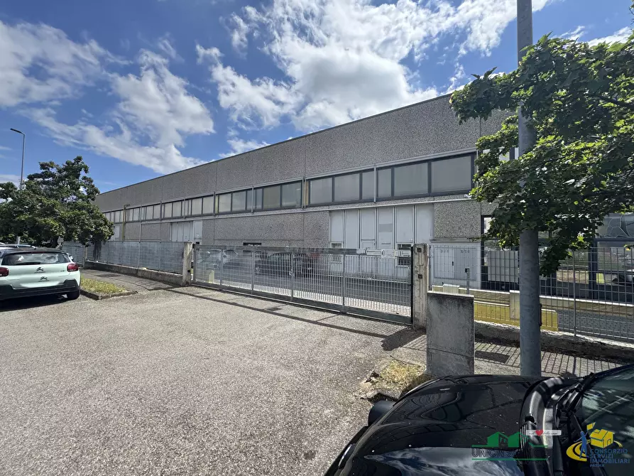 Immagine 1 di Attività artigianale in affitto  in Via La Spezia 158 a Parma