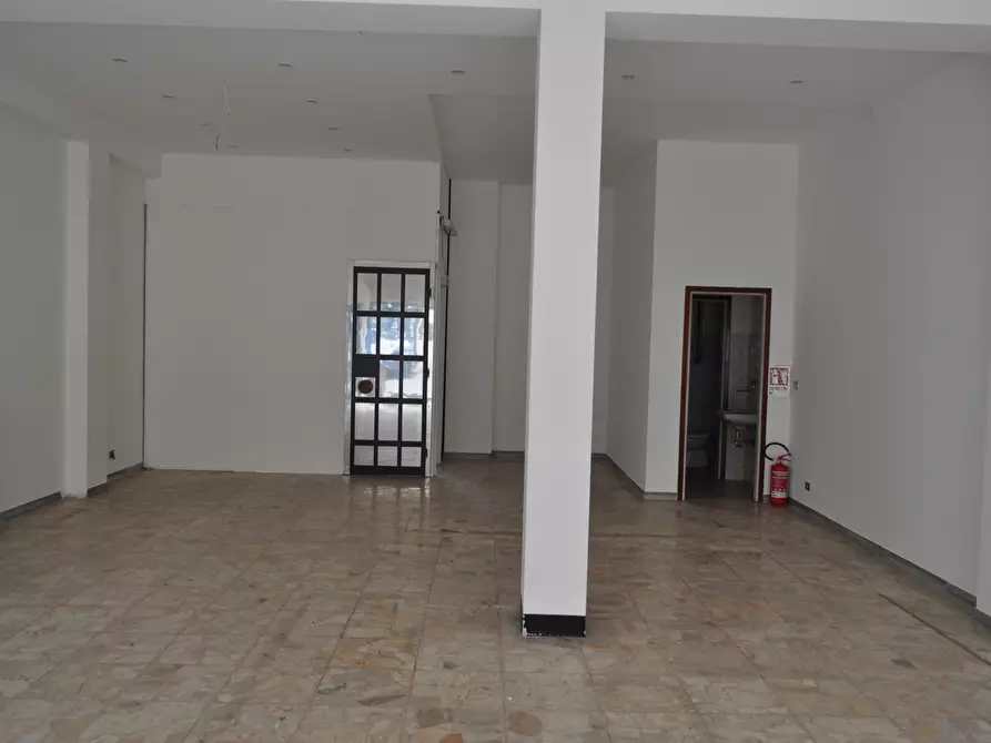 Immagine 7 di Locale commerciale in vendita  in via spezia 49 a Collecchio