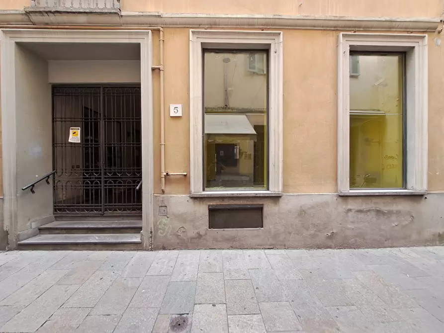 Immagine 16 di Locale commerciale in vendita  in Via Carlo Goldoni 5 a Parma