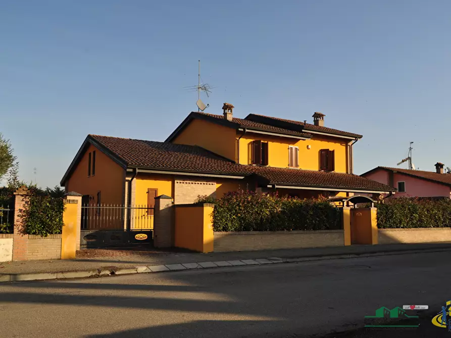 Immagine 43 di Villa in vendita  in Piazza I° Maggio a Sissa Trecasali