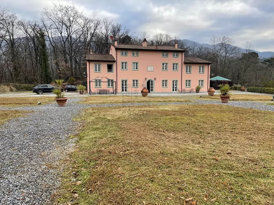 Immagine 1 di Villa in vendita  a Lucca