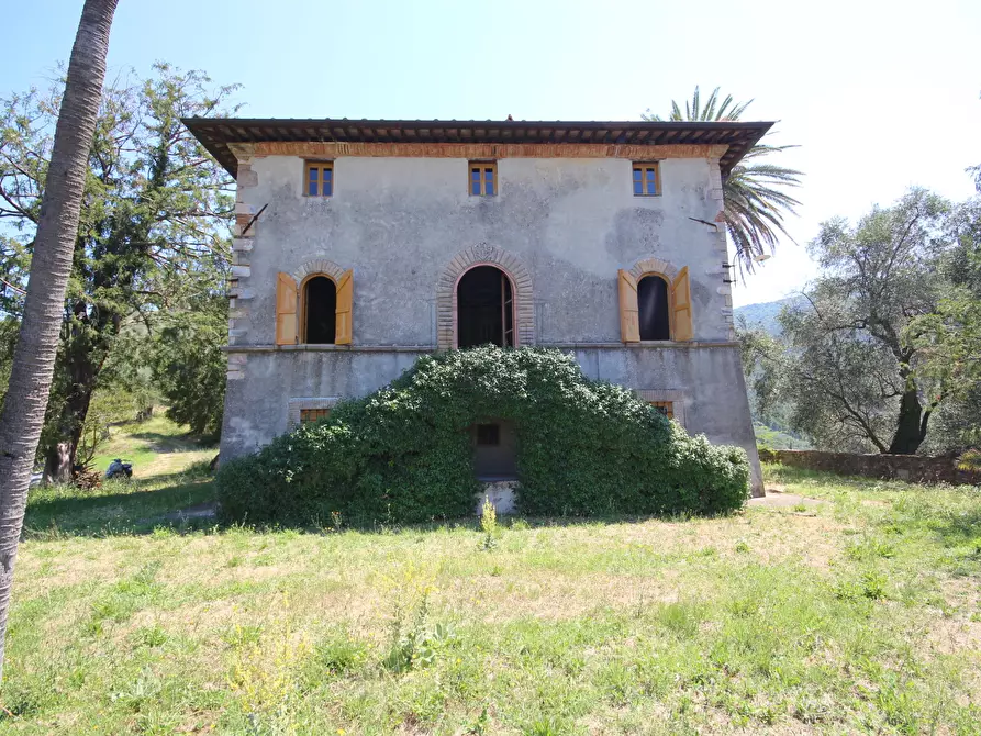 Immagine 1 di Villa in vendita  in Via del Cimitero di Vicopelago 260 a Lucca