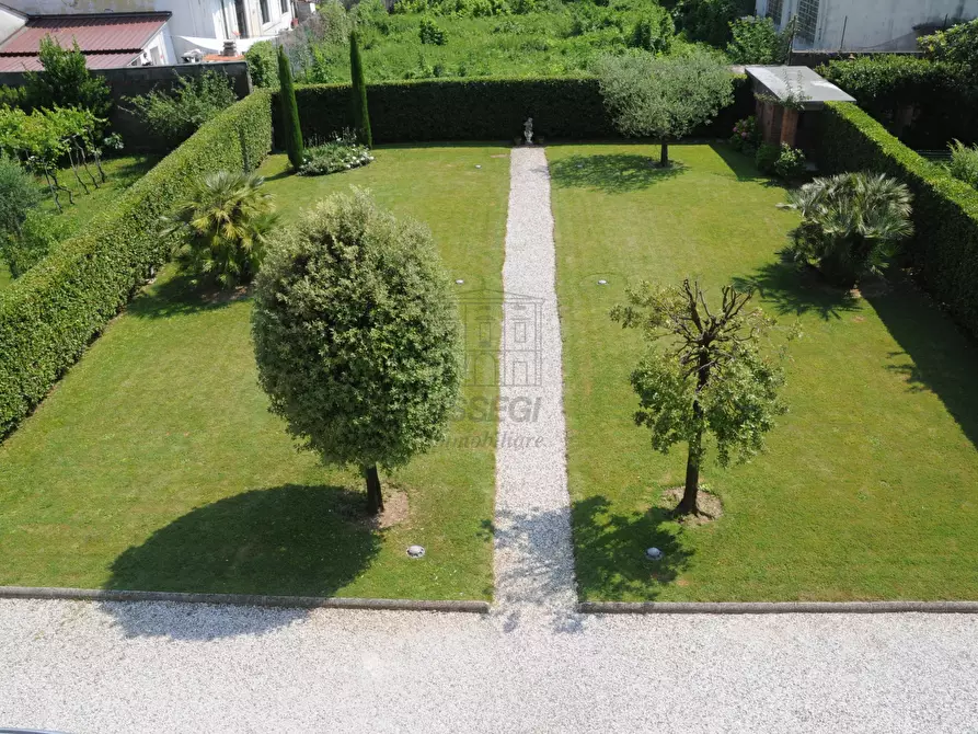 Immagine 5 di Villa in vendita  a Lucca